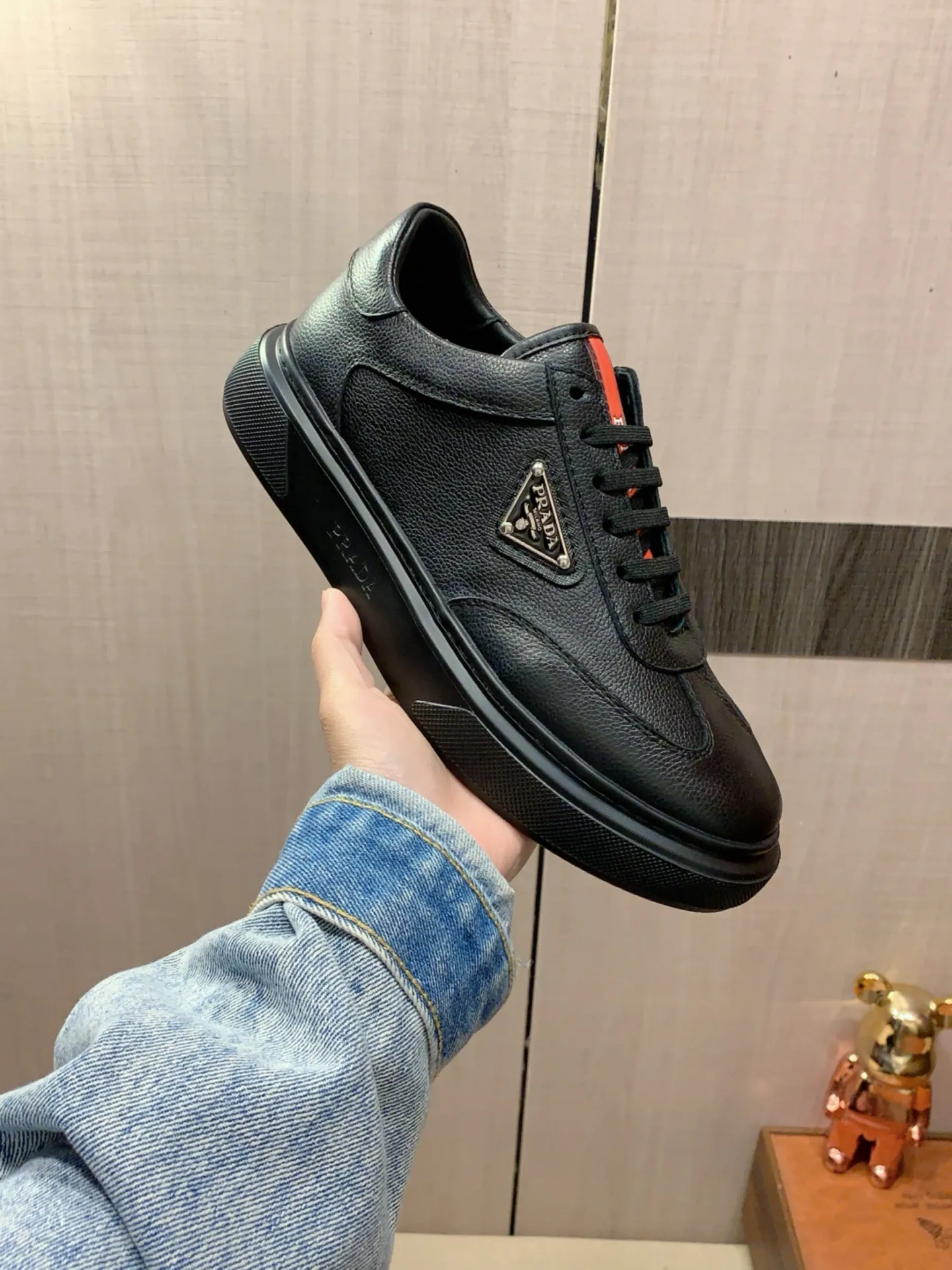 New model: Factory price: 460💰💰🎩🎩[Lightning][Lightning] "Prada Men's Shoes 💰pRADA*" The latest and most popular casual shoes, top brands [seduce] luxury~purchase, top~quality. [Strong] The upper is made of imported breathable and polished cowhide material ➕ Breathable sheepskin feet (•) with fine workmanship. The original stylish and stylish soft rubber wear-resistant and non-slip outsole is light and comfortable on the feet. The real thing looks better when photographed in person. 0186: code: 38-44, 4️⃣ colors selected